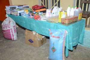 Remise de dons lors de la visite de l'orphelinat